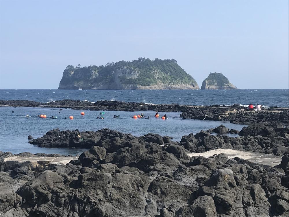 객실에서 바라본 범섬, 해녀들